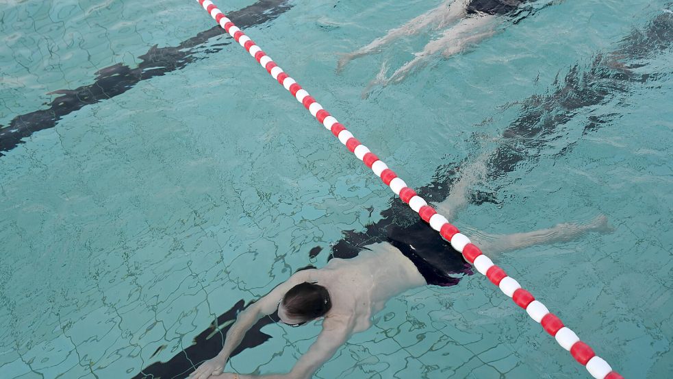 Das Schwimmclub-Abo hat Hobbyschwimmern preiswerten Eintritt in den Osnabrücker Bädern gewährt. Das Angebot wollten die Stadtwerke zunächst einstellen – und dann doch nicht. Foto: IMAGO / diebildwerft