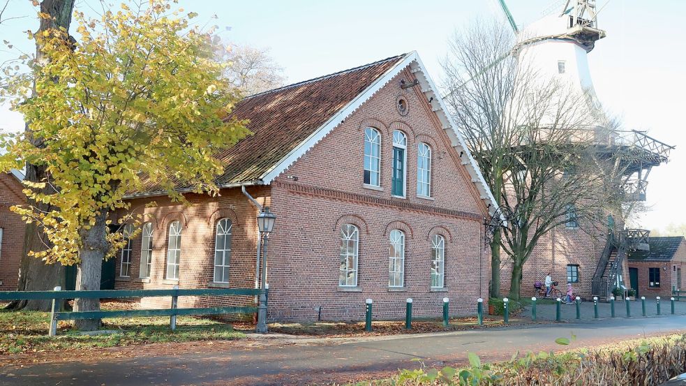 Das Müllerhaus steht seit Jahren leer und verfällt – im Hintergrund die denkmalgeschützte Ebkensche Mühle. Foto: Hans Passmann