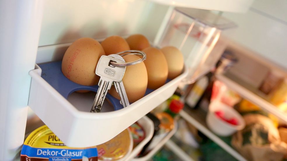 Schlüssel im Kühlschrank? Betroffene einer Demenz neigen dazu, Gegenstände an ungewöhnlichen Stellen zu verlegen. Foto: Karl-Josef Hildenbrand