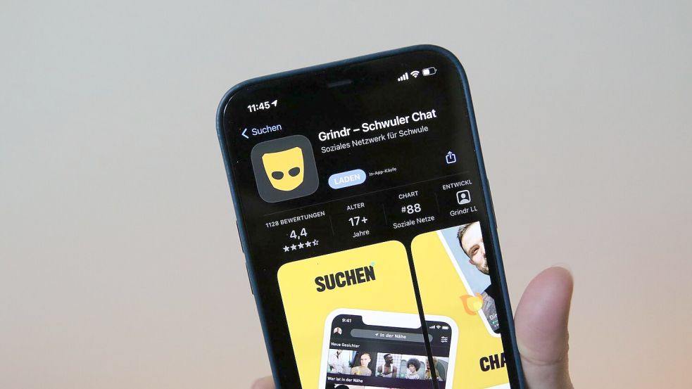 Die Schwulen-App Grindr - ein Kofferwort aus „Guy“ und „Finder“ (also Kerlefinder) und angelehnt ans Verb „grind“ (reiben, schleifen) - sortiert mögliche Partner nicht mehr zuerst nach gemeinsamen Interessen, sondern danach, wer gerade mit dem Handy in der Nähe ist. (Archivbild) Foto: Christoph Dernbach