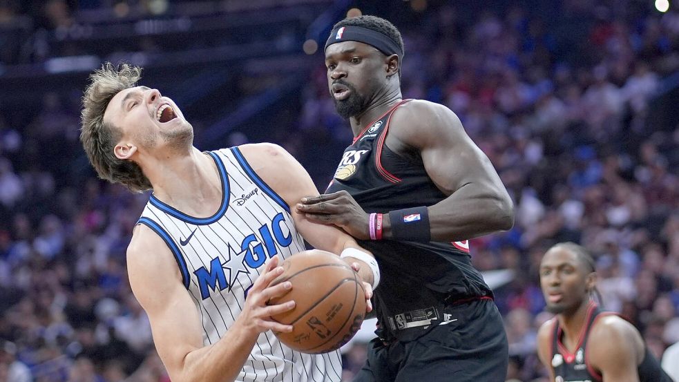 Musste mit Orlando eine Niederlage in Philadelphia hinnehmen: Franz Wagner (li). Foto: Matt Slocum