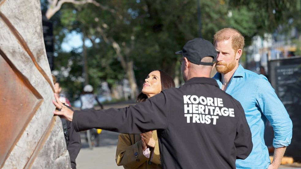 Das Paar ließ sich in Australien in die Kultur Ureinwohner einführen. Foto: Con Chronis