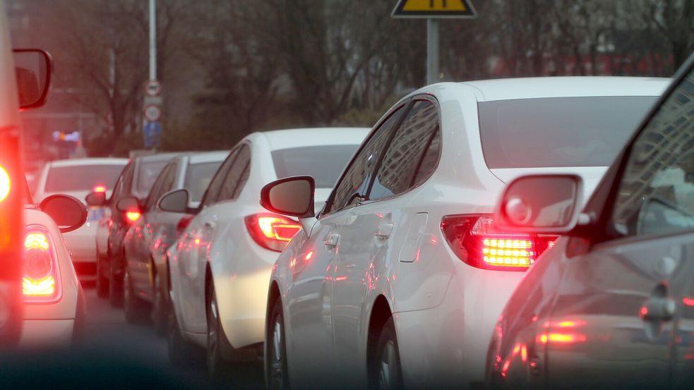 Aufgrund einer Baustelle staut sich der Verkehr zwischen Folmhusen und der Ledabrücke. Symbolfoto: Pixabay