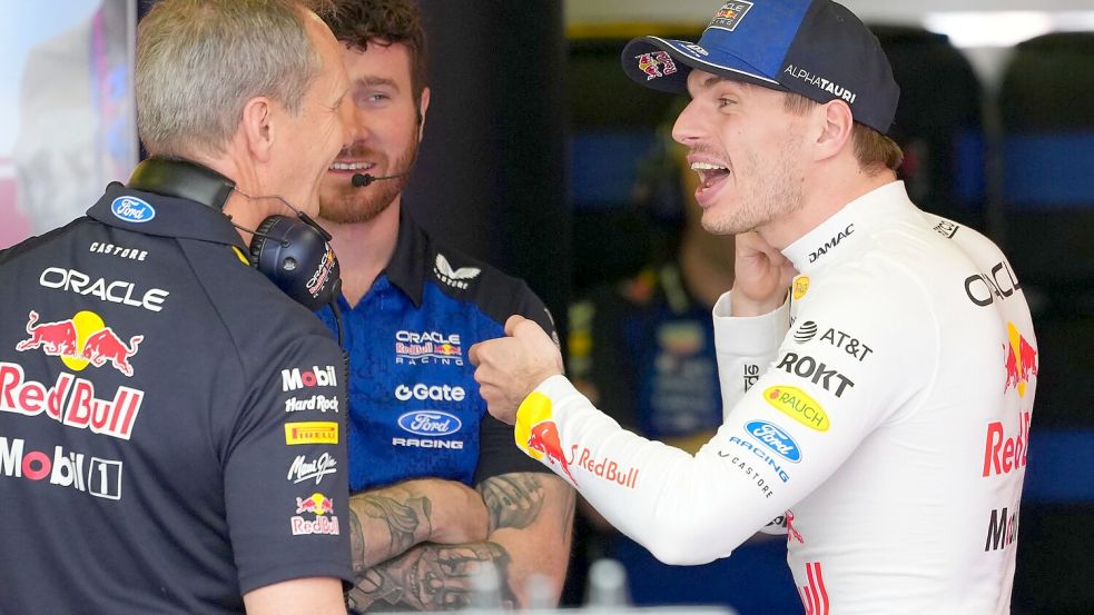 Spaß im Team: Max Verstappen hat Red Bull viel zu verdanken. (Archivbild) Foto: Scott Barbour/AP/dpa