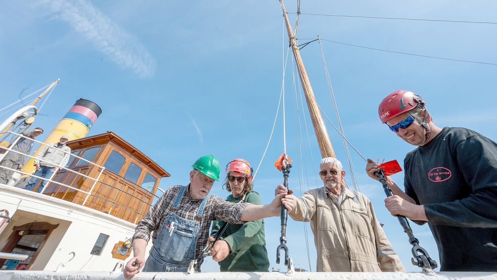Nach sechs Monaten sind die Masten zurück auf dem Traditionsschiff „Prinz Heinrich“. Foto: Klaus Ortgies