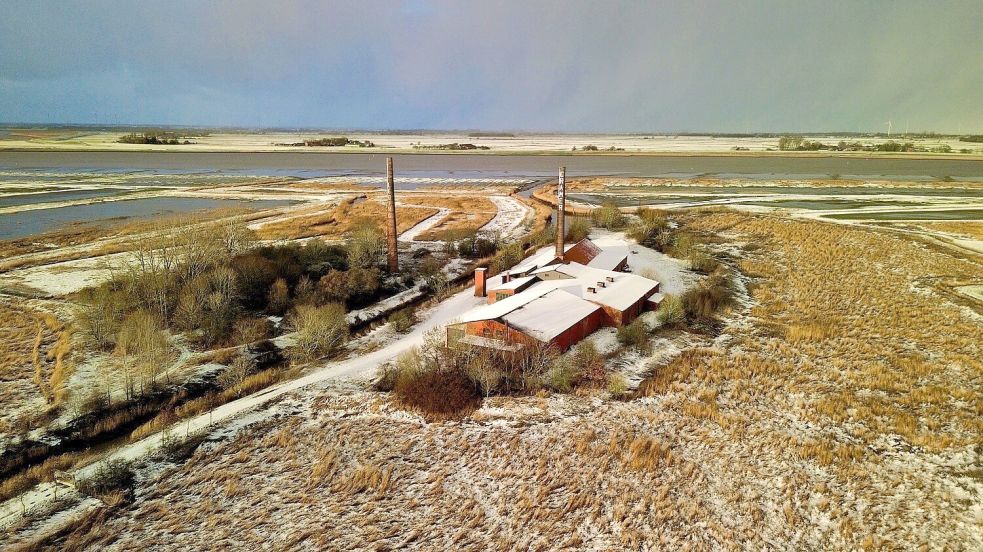 Perfektes Postkartenmotiv: Die ehemalige Ziegelei Cramer liegt malerisch im Deichvorland nahe der Ems. Foto: Gemeinde Jemgum