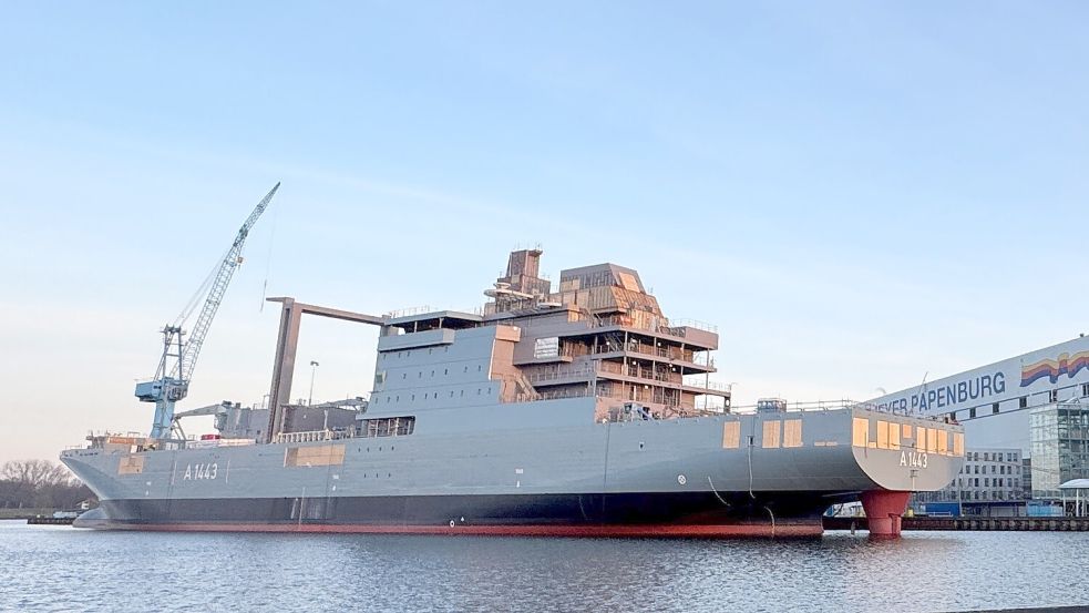 Bereits seit Oktober 2025 liegt ein Marinetanker-Neubau der Meyer Werft am Ausrüstungskai der Werft in Papenburg. Foto: Christoph Assies