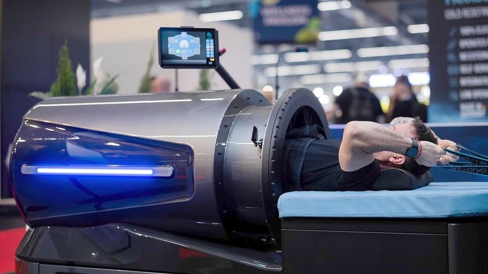Mit den Armen trainieren, während der restliche Körper im „Flow System“ des Geräteherstellers Art of Cryo durch Über- und Unterdruck stimuliert wird. Foto: Rolf Vennenbernd