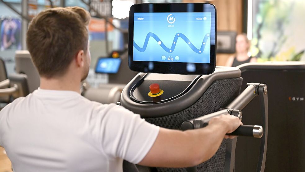 Eine digitalisierte Ruderbank in einem Fitnessstudio, auf deren Display der Nutzer mit seiner Kraftanstrengung eine Figur eines Computerspiel steuert: Solche Daten könnten für eine Trainingsanalyse ausgewertet werden. Foto: Wolf von Dewitz/dpa