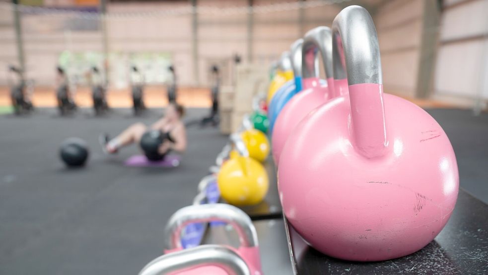 Eine Frau übt an einer Hantelbank. Foto: Sebastian Kahnert