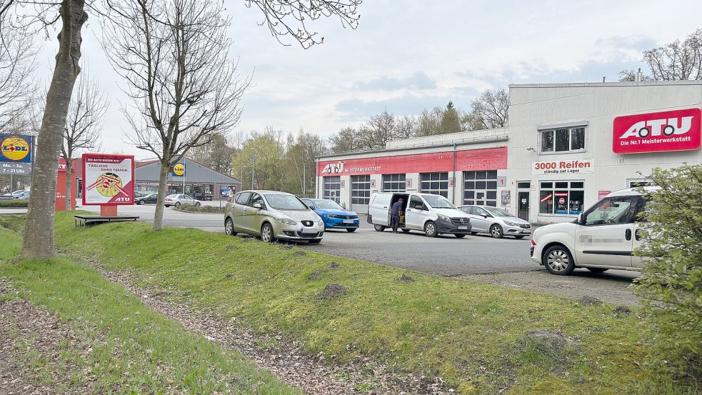ATU und Lidl sind Nachbarn an der Papenburger Straße in Leer. Foto: Jonas Bothe