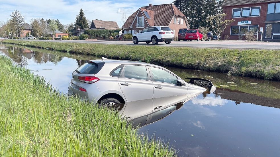 Das Fahrzeug war von einer Auffahrt in den Kanal gerollt. Foto: Marion Janßen