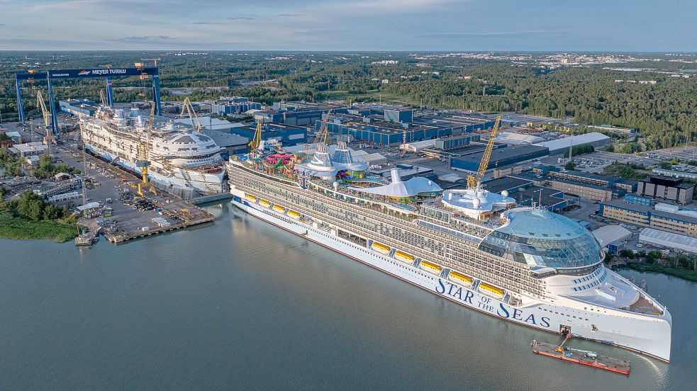 Die „Star of the Seas“ (vorne) wurde im vergangenen Jahr bei Meyer Turku gebaut. Foto: Meyer Turku