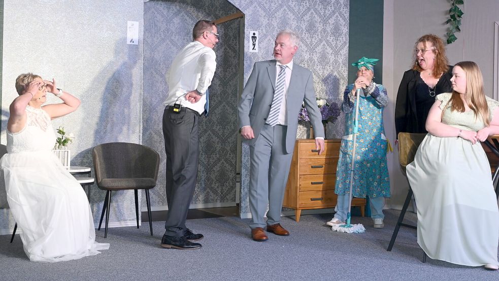 „Ja, ik mutt“ heißt das neue plattdeutsche Theaterstück, das die Theatergruppe „De Dörpkrug Spölers“ aus Ihrhove aktuell präsentiert. Foto: Holger Weers