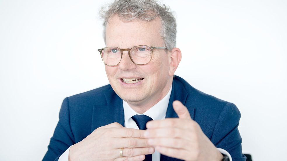 Viele Posten rund um die Häfen: Holger Banik, Geschäftsführer der Niedersachsen Ports GmbH & Co. KG, der JadeWeserPort Realisierungs GmbH & Co. KG und demnächst auch der JadeWeserPort-Marketing GmbH & Co. KG. Foto: Hauke-Christian Dittrich/dpa