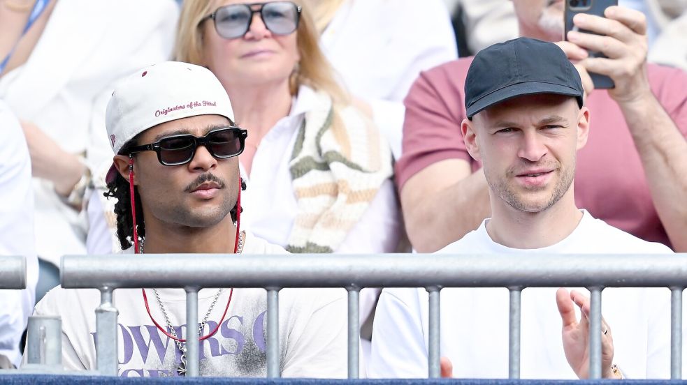 Kamen wenige Stunden nach ihrem Champions-League-Krimi gegen Real zum Tennis: Fußball-Nationalspieler Serge Gnabry (links) und Joshua Kimmich. Foto: Sven Hoppe