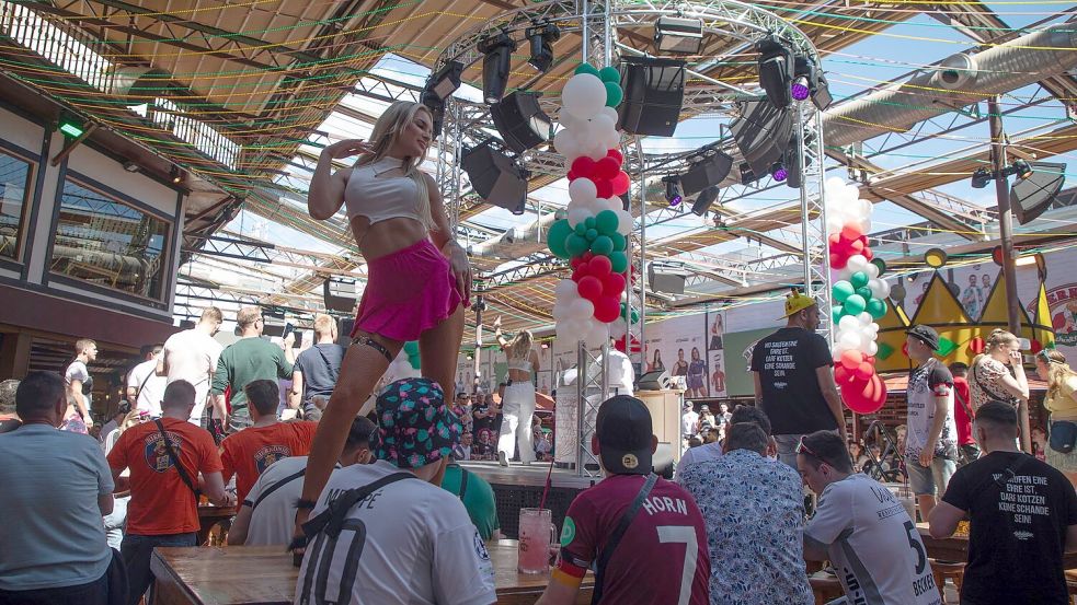 Die Party zur Eröffnung der Saison im Lokal „Bierkönig“ begann schon am Nachmittag. Foto: Clara Margais