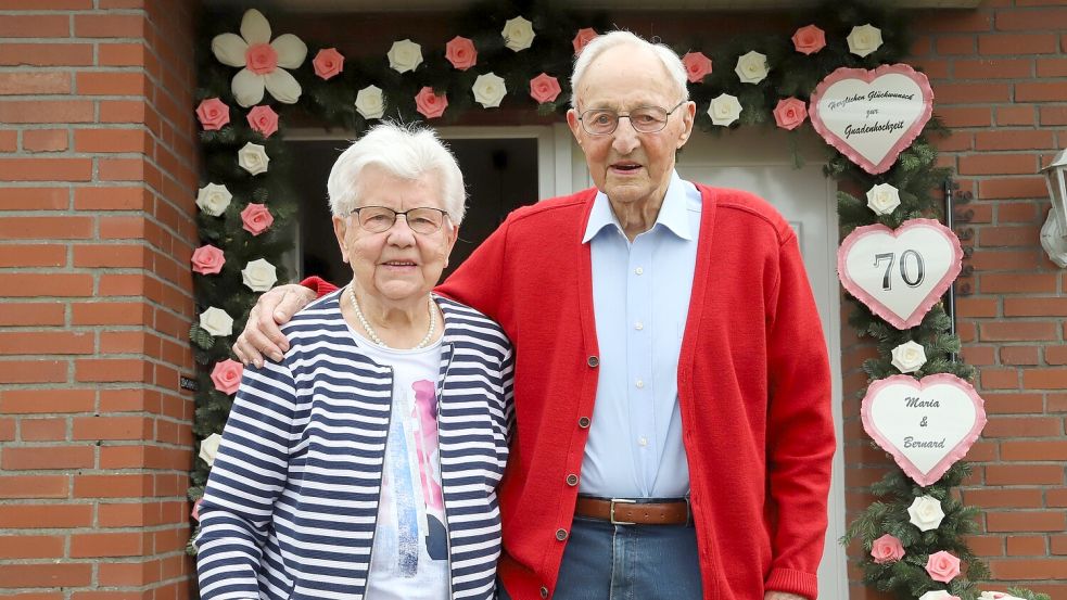 Das seltene Fest der Gnadenhochzeit feiern Bernard und Maria Hackstedt aus Harkebrügge. Foto: Hans Passmann