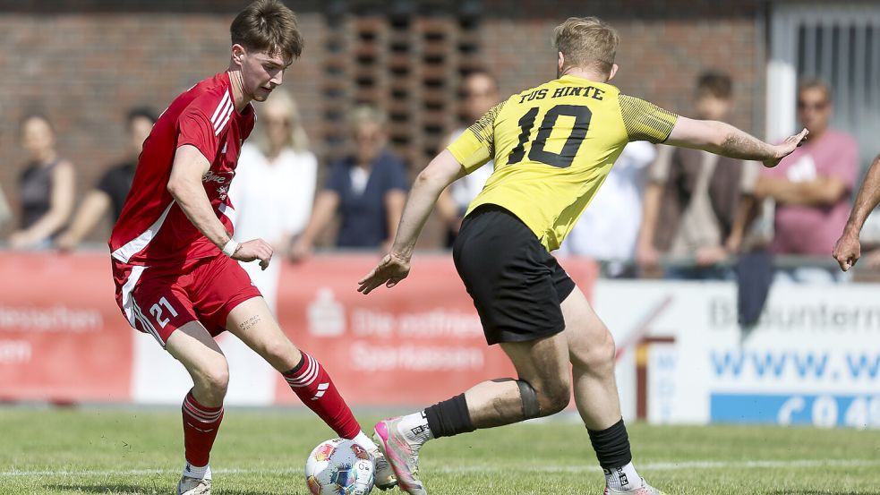 Kapitän Ajo Rehn (rechts) befindet sich mit dem TuS Hinte im Aufwind. Derk Schoneboom peilt mit Pewsum den Landesliga-Aufstieg an. Hier ein Archivbild vom Ostfriesland-Cup. Foto: Jens Doden/Emden