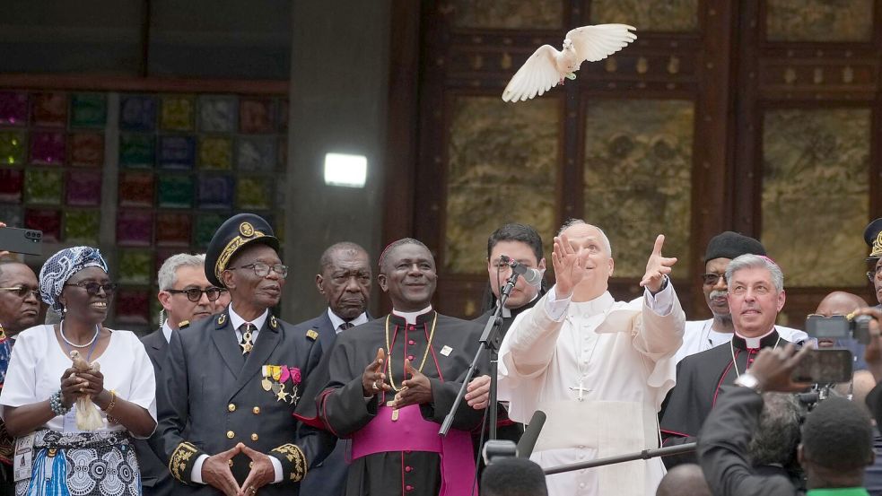 Leo ist seit Mai vergangenen Jahres Oberhaupt von weltweit 1,4 Milliarden Katholiken. In Bamenda lässt er eine weiße Taube fliegen. Foto: Andrew Medichini