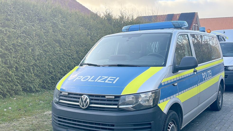Mehrere Tage waren Ermittler in der Gemeinde Holtgast beschäftigt. Vieles ist an dem Vermisstenfall, der zum mutmaßlichen Mordfall wurde, noch unklar. Foto: Sören Siemens/Archiv