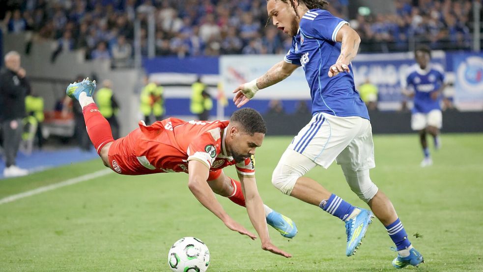 Bauchlandung für Phillipp Mwene in Straßburg. Foto: Philipp von Ditfurth