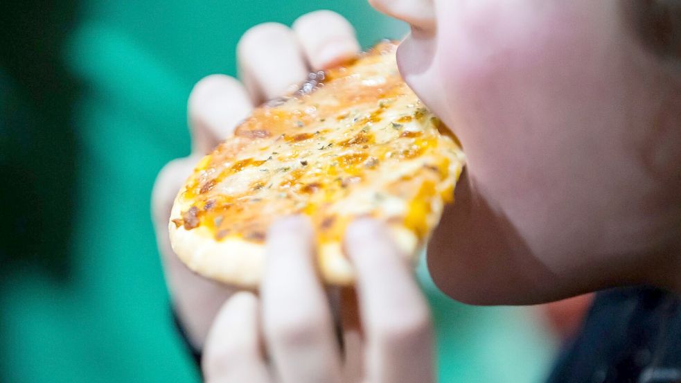 Es kommt auch auf die Menge an: Problematisch wird es, wenn die Tiefkühlpizza regelmäßig statt einem frisch gekochten Mittagessen auf den Tisch kommt. (Archivbild) Foto: Christoph Soeder/dpa