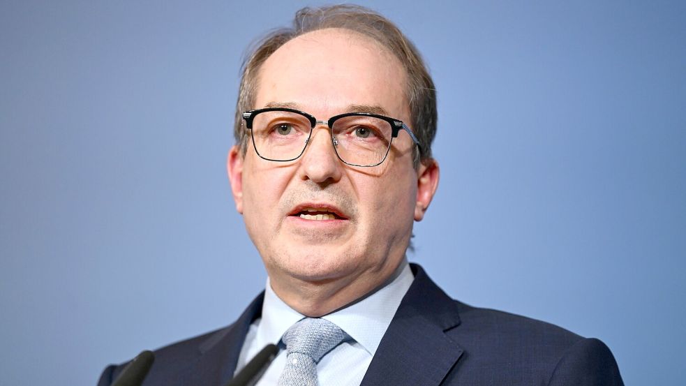 Hat lange überlegt, bevor er das Amt des Bundesinnenministers übernahm: Alexander Dobrindt (CSU), 55 Jahre alt. Foto: Elisa Schu