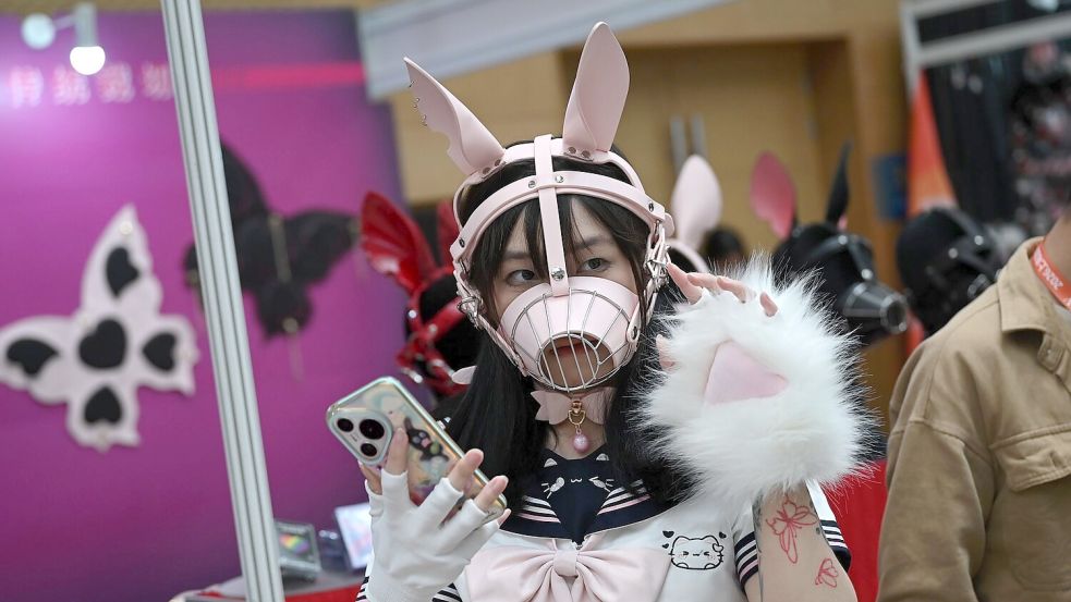 Auch niedliche Masken und Kostüme waren bei der Messe vertreten. Foto: Johannes Neudecker/dpa