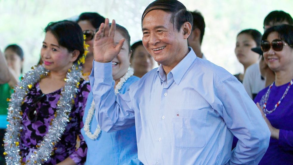 Der frühere Präsident kam völlig überraschend fünf Jahre nach dem Putsch frei. (Archivbild) Foto: Aung Shine Oo/AP/dpa