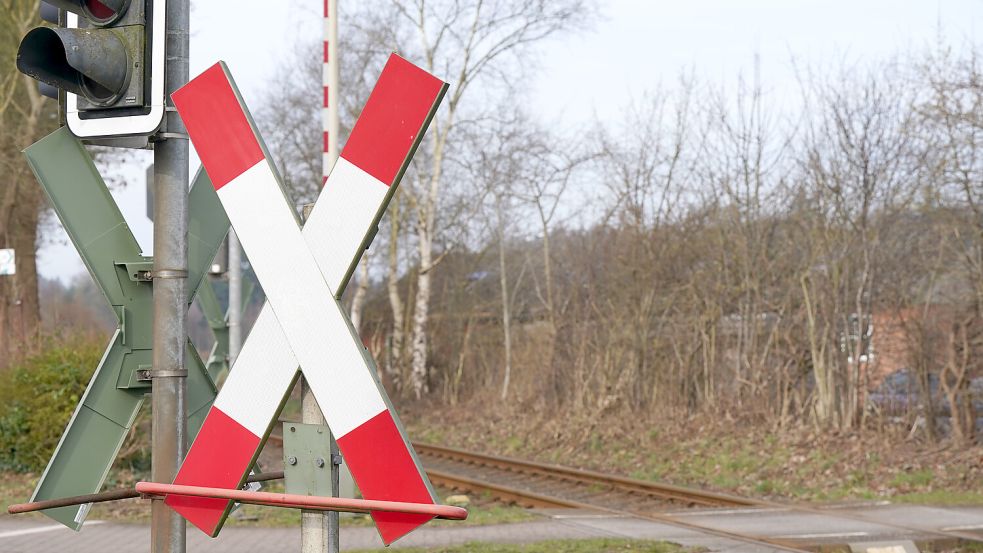 In Völlenerfehn wird wegen Gleisarbeiten der Bahnübergang am Furkeweg gesperrt. Symbolfoto: Marcus Brandt/dpa