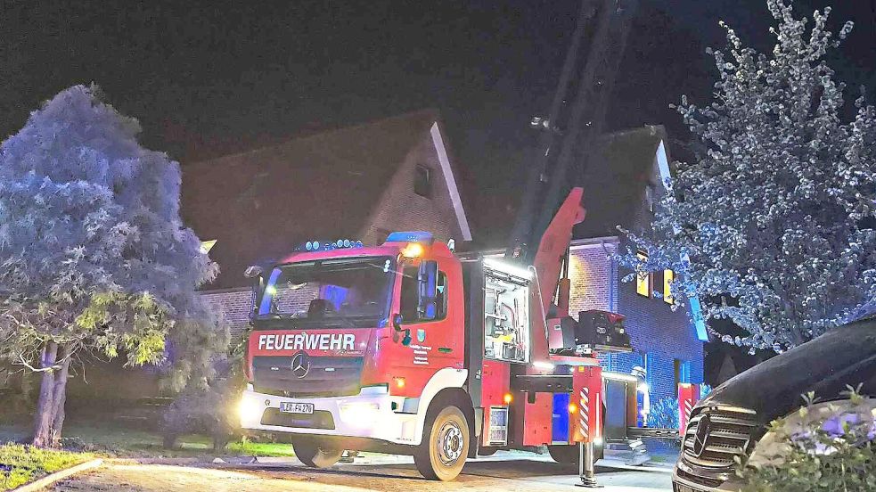 Einsatzkräfte der Ortsfeuerwehren Ostrhauderfehn und Westrhauderfehn unterstützten den Rettungsdienst bei der Rettung eines Patienten aus dem Obergeschoss. Dabei kam auch eine Drehleiter zum Einsatz. Fotos: Daniel Grüneke