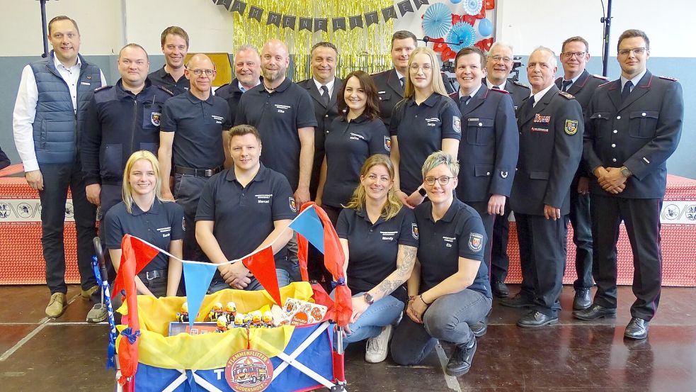 Bürgermeister Matthias Huber, zahlreiche Betreuer/innen und Führungskräfte der Feuerwehren des Landkreises Ammerland sowie des Oldenburgischen Feuerwehrverbandes freuen sich über die Gründung. Foto: Heiko Pold, KPW LK Ammerland
