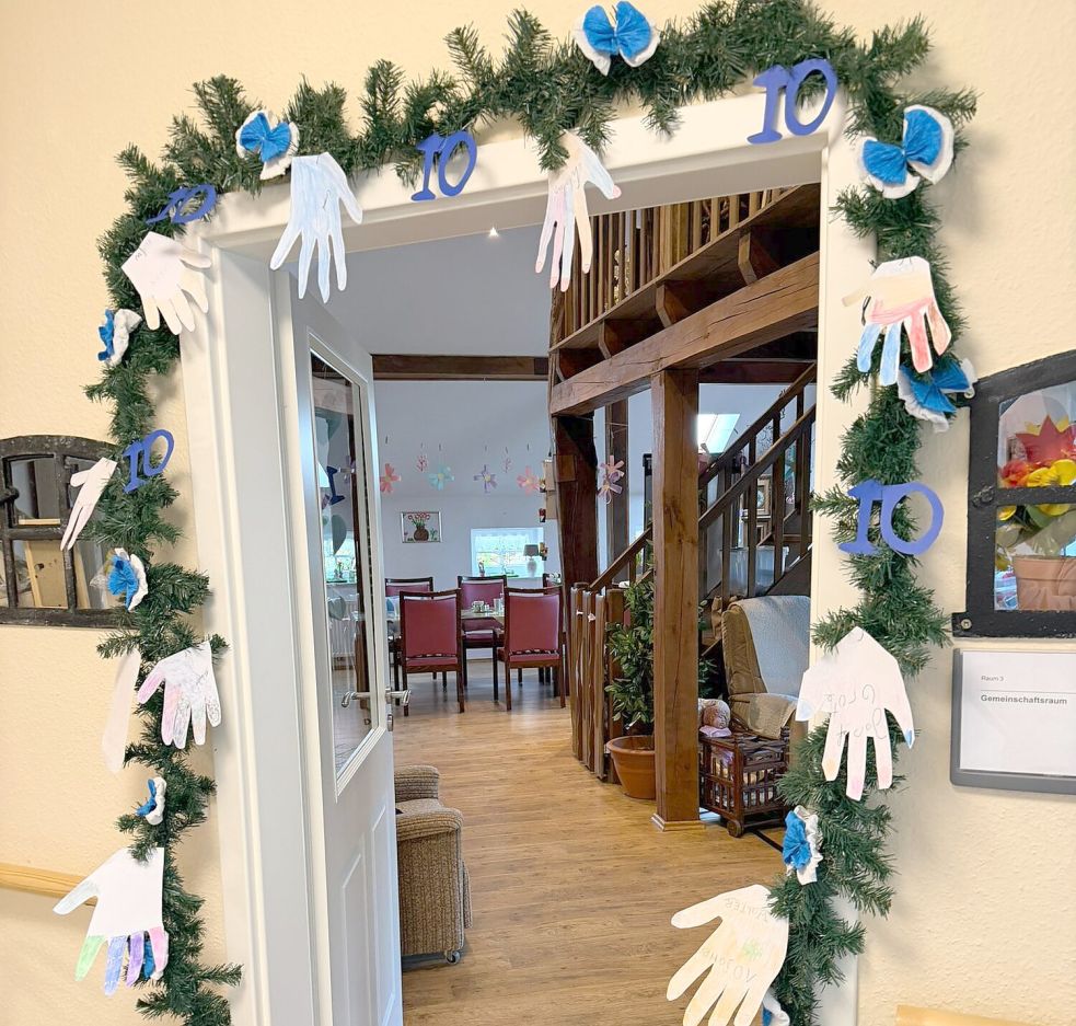 Mitarbeiter und Bewohner haben anlässlich des Jubiläums auch einen Bogen aufgestellt. Foto: privat