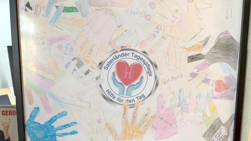 Tolle Geste: Marina und Justin Park erhielten zum 10. Geburtstag der Tagespflege auch dieses Bild mit vielen Handabdrücken der Mitarbeotenden und Gäste. Foto: privat