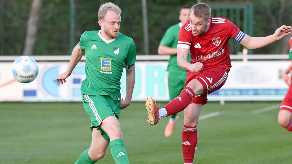 Duell der Kapitäne zwischen Sönke Weßling (rechts) und Bent Bogena. Foto: Hans Damm
