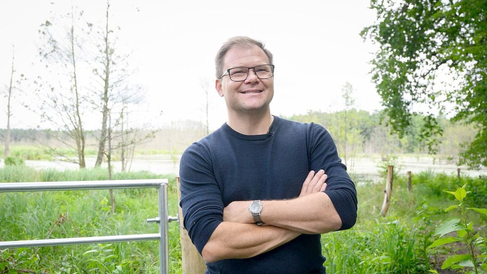 Umweltminister Carsten Schneider (SPD); hier bei einem Besuch der wiedervernässten Möllmer Seewiesen in Brandenburg, glaubt: Von nasseren Mooren kann nicht nur das Klima profitieren, auch die Landwirte gewinnen. (Archivbild) Foto: Bernd von Jutrczenka/dpa