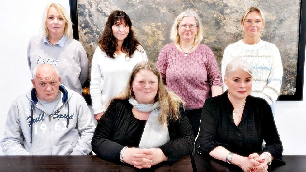 Der Verein „Tierarche Mitling Mark“ ist gegründet. Auf dem Foto (von links sitzend) Michael Mehner, Nadja Frey und Tamara Stamen; (hinten von links) Martina Fischer, Kristin Weiler, Susanne Hülsebus und Kerstin Temmen. Foto: privat