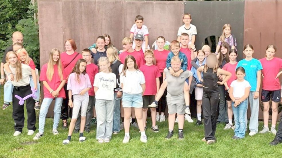 Mitglieder der Jungschar Rhauderfehn starten ihre Sammelaktion: Bis zum 10. Juni können alte Handys, Laptops und Tablets im Gemeindehaus am Untenende 3 abgegeben werden. Foto: Jungschar