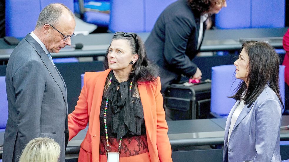 Angestrengte Gesichter auf höchster Ebene: Friedrich Merz, Gitta Connemann (Mitte) und Katherina Reiche (alle CDU) am Donnerstag, 16. April 2026, im Bundestag. Foto: Kay Nietfeld/DPA