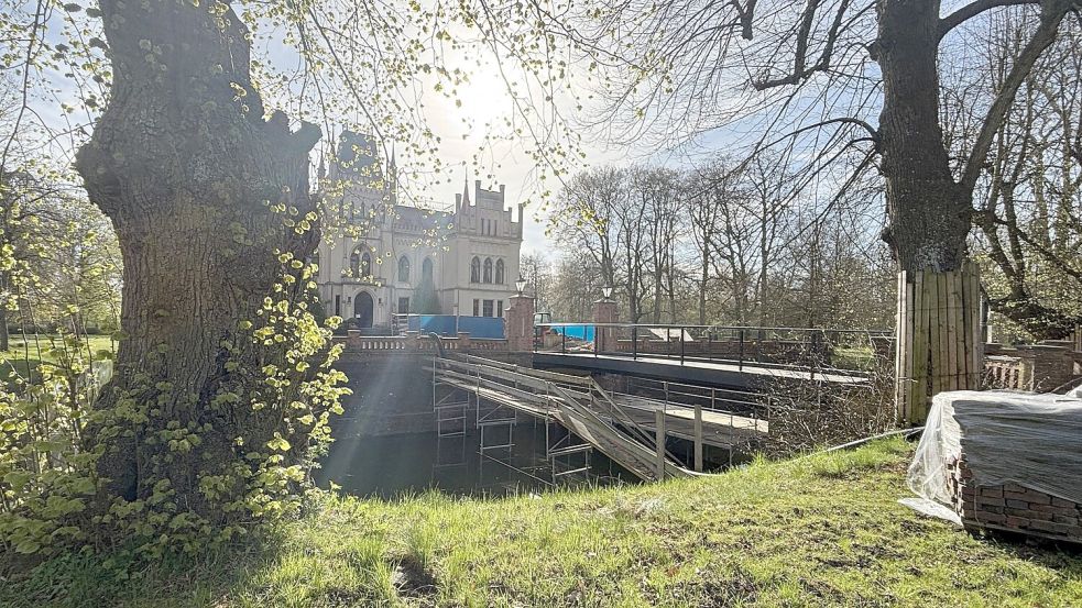 Die Arbeiten an der Brücke sollen bald weitergehen. Foto: Jonas Bothe