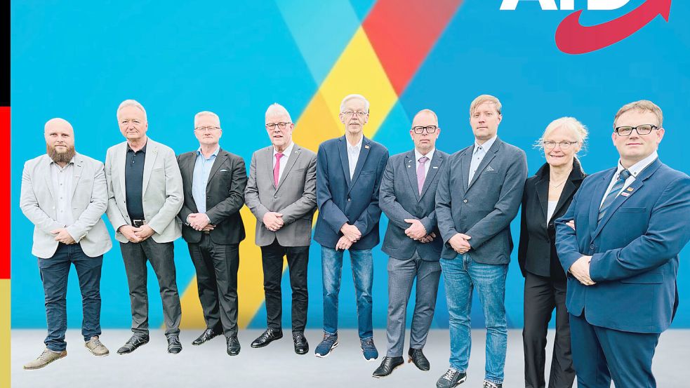 Der Vorstand des AfD-Kreisverbandes Cloppenburg-Vechta (v. l.): Matthias Radtke (Beisitzer), Frank Müller (2. Vorsitzender), Sven Sager (2. Vorsitzender), Josef Kruse (1. Vorsitzender), Heiner Rhoden (Beisitzer), Christoph Schindel (Beisitzer), Sebastian Niemeyer (2. Vorsitzender), Marina Müller (Beisitzer), Timo Hegger (Schatzmeister). Es fehlen: Iris Hermes (Schriftführerin) und Dominik Wendt (Beisitzer). Foto (bearbeitet): AfD-Kreisverband