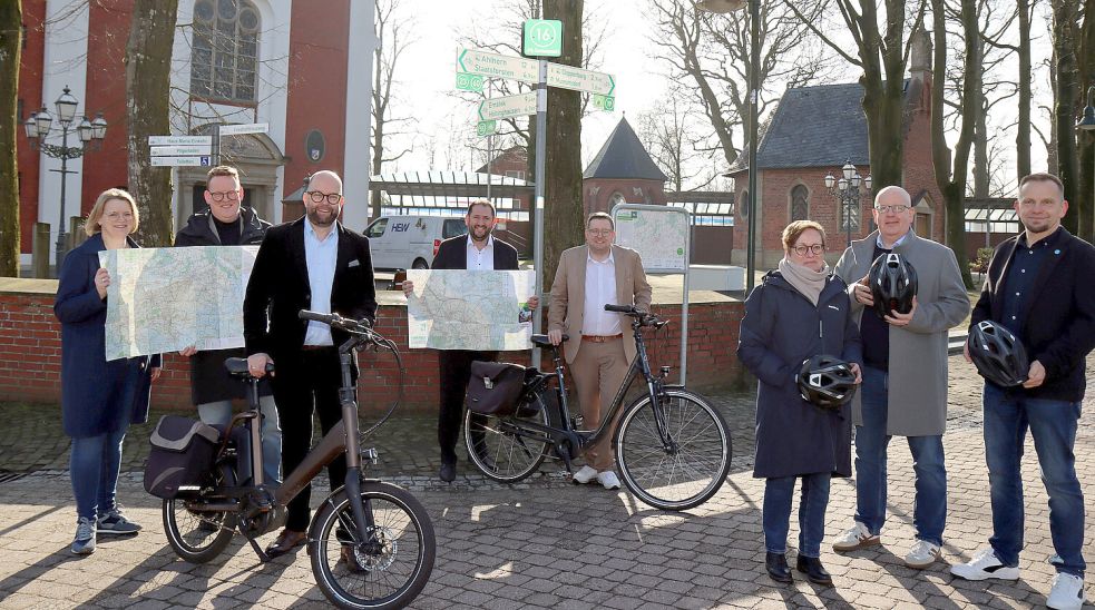 Offizielle Fertigstellung des neuen Radverkehrsleitsystems am Knotenpunkt 16 vor der Wallfahrtskirche in Bethen: Darüber freuen sich (v. l.) Tourismus-Projektleiterin Katrin Robke, Wirtschaftsförderer Dirk Gehrmann und Landrat Johann Wimberg (Landkreis Cloppenburg), die Vertreter des Städte- und Gemeindebundes Witali Bastian und Nils Anhuth sowie die Geschäftsführungen der Erholungsgebiete Maria Oloew, Jurriën Dikken und Jens Lindstädt. Foto: Sascha Sebastian Rühl/Landkreis
