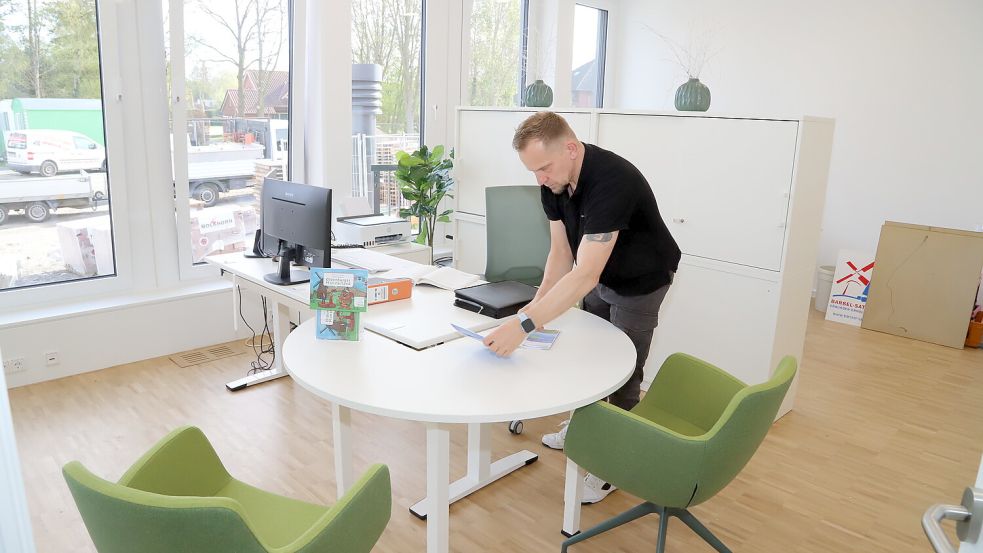 Der Geschäftsführer der Touristik Barßel-Saterland freute sich auf die neuen Räumlichkeiten im Bürgerhaus. Foto: Hans Passman
