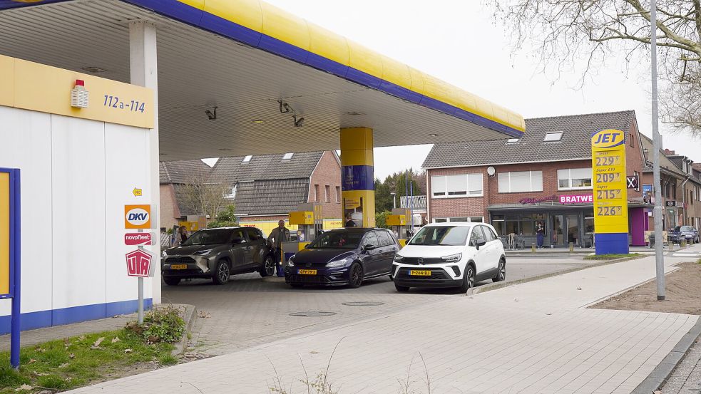 Zahlreiche Niederländer nutzen die Gelegenheit, um in Deutschland zu tanken. Foto: Marcel Brandt