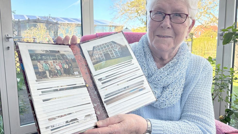 Paula Niemann hat ein Fotoalbum mit vielen Erinnerungen an Ausflüge. Foto: Dirk Hellmers