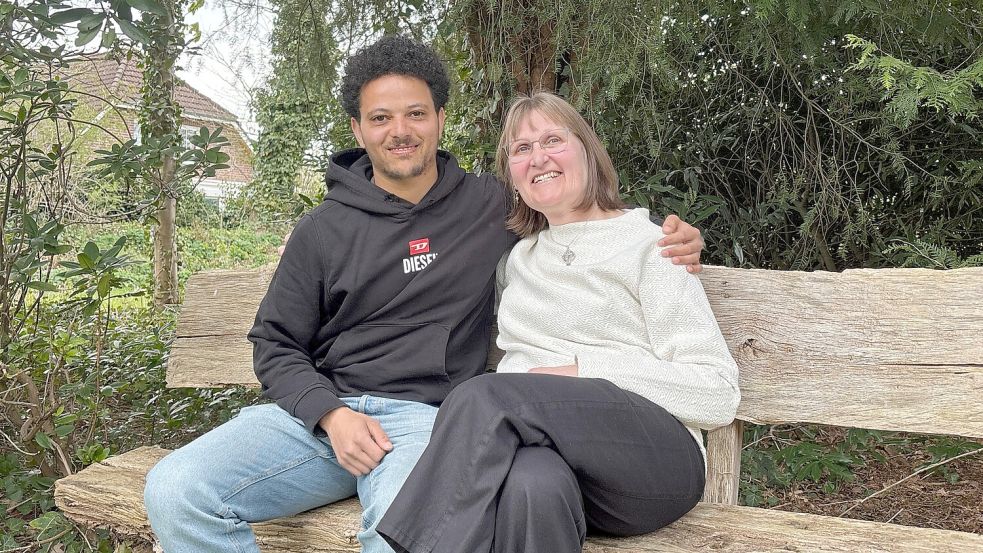 Ziehmutter Hilde Meeuw holte Aron Haile als 15-Jährigen nach Remels. Foto: Lars Löschen