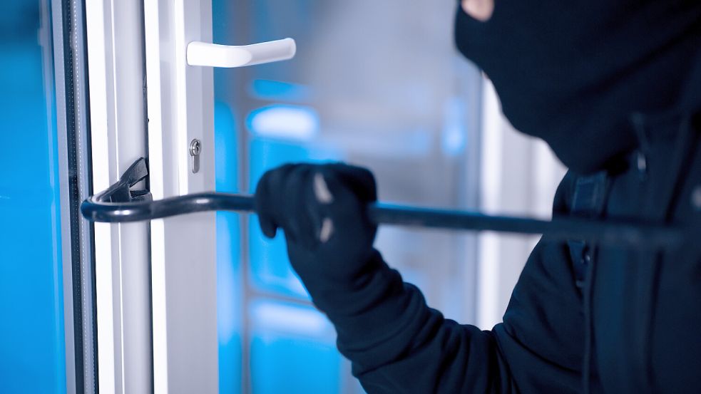 Ein Influencer spricht in einem Facebook-Reel von „vermehrten Einbrüchen“. Die Polizeiinspektion Leer/Emden widerspricht: Die Fallzahlen lägen im üblichen Rahmen. Symbolfoto: stock.adobe.com/Prostock-Studio