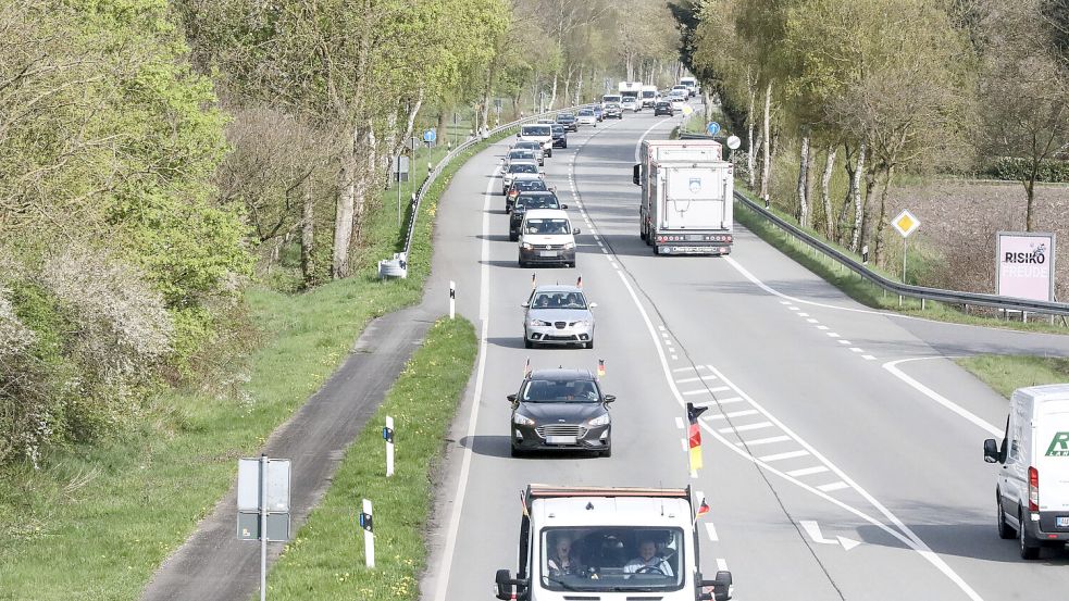 Der Emder Sebastian Bormann startete am Freitag zunächst mit 23 weiteren Fahrzeugen seinen Demo-Konvoi nach Berlin. Hier ist der Konvoi in Filsum. Foto: Claus Hock