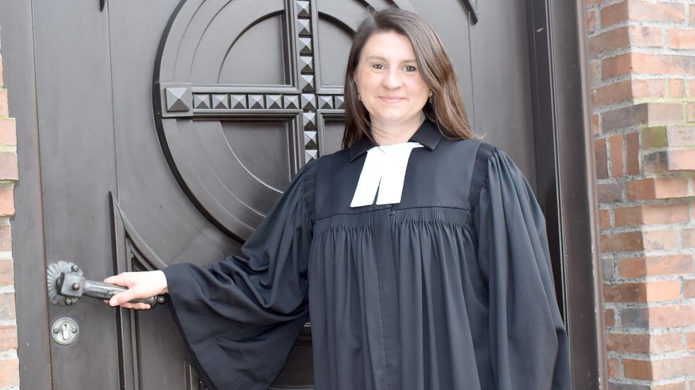 Martina Neubarth hält die Türklinke zur Hoffnungskirche in Westrhauderfehn schon in der Hand. Ab dem 1. Mai wird sie als Pastorin in der Dreieinigkeits-Kirchengemeinde Rhauderfehn beginnen. Foto: Henrik Zein